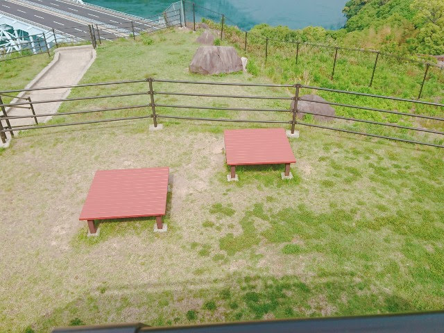 西海の丘公園展望台裏のベンチ